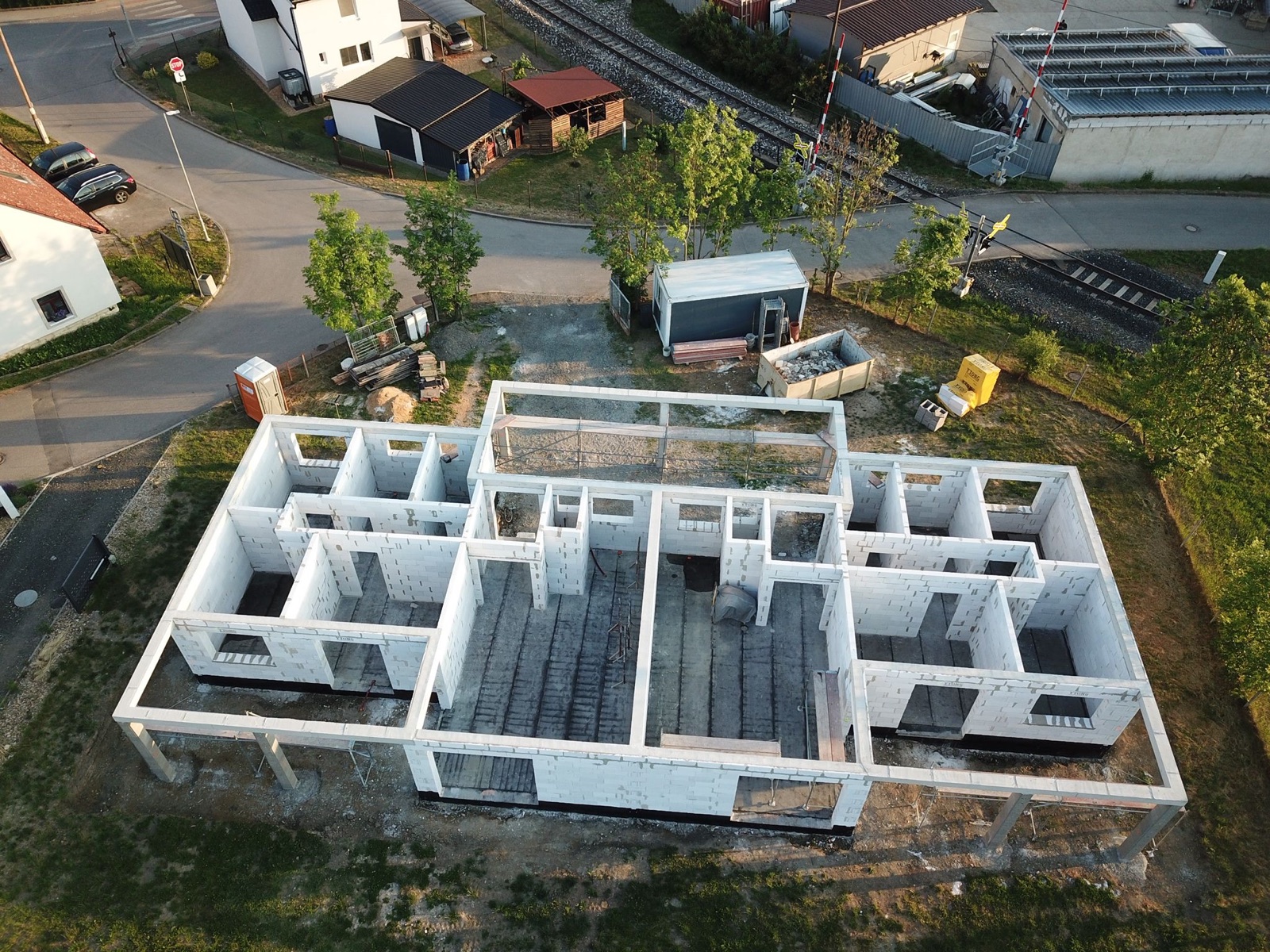 Dispozice obou domů z dronu, příčky vyzděné