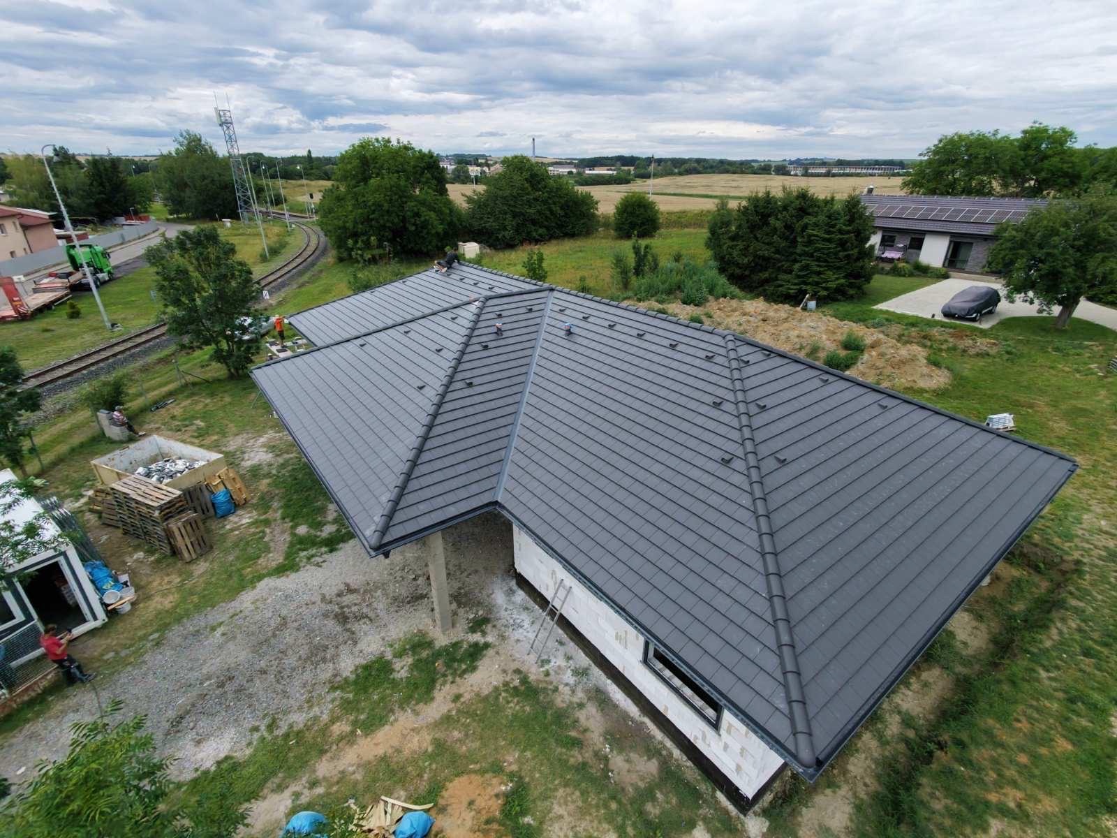 Dvojdům s hotovou střechou z tmavé krytiny z dronu